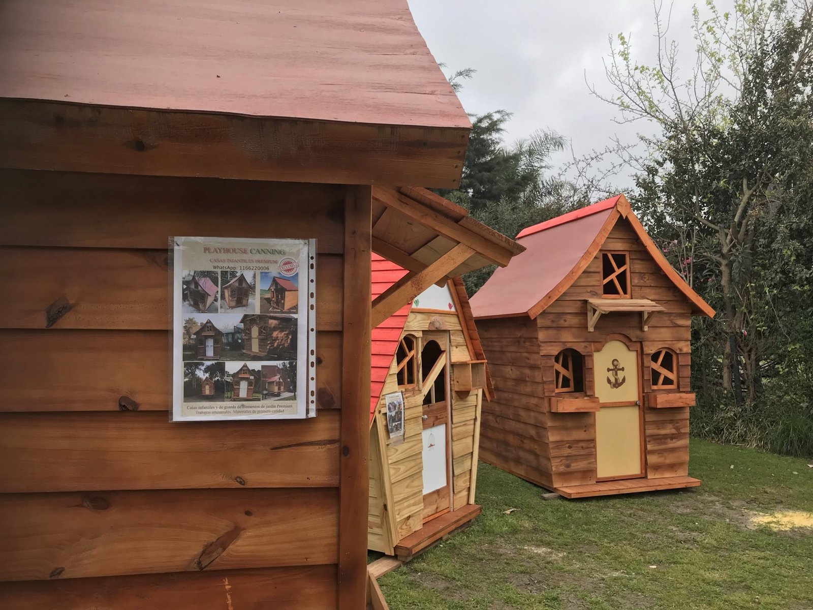 Estructura de madera de una casita en pleno armado en el taller
