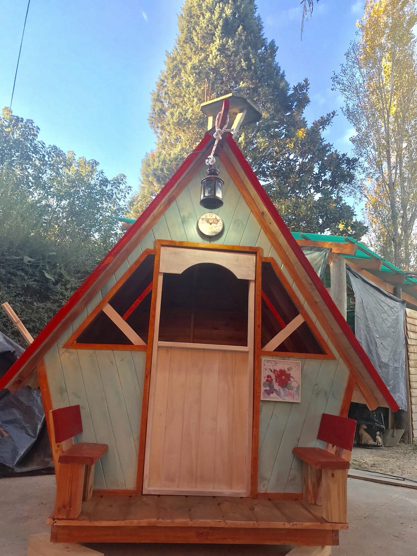 Casita estilo cabaña a dos aguas en tonos madera y naranja