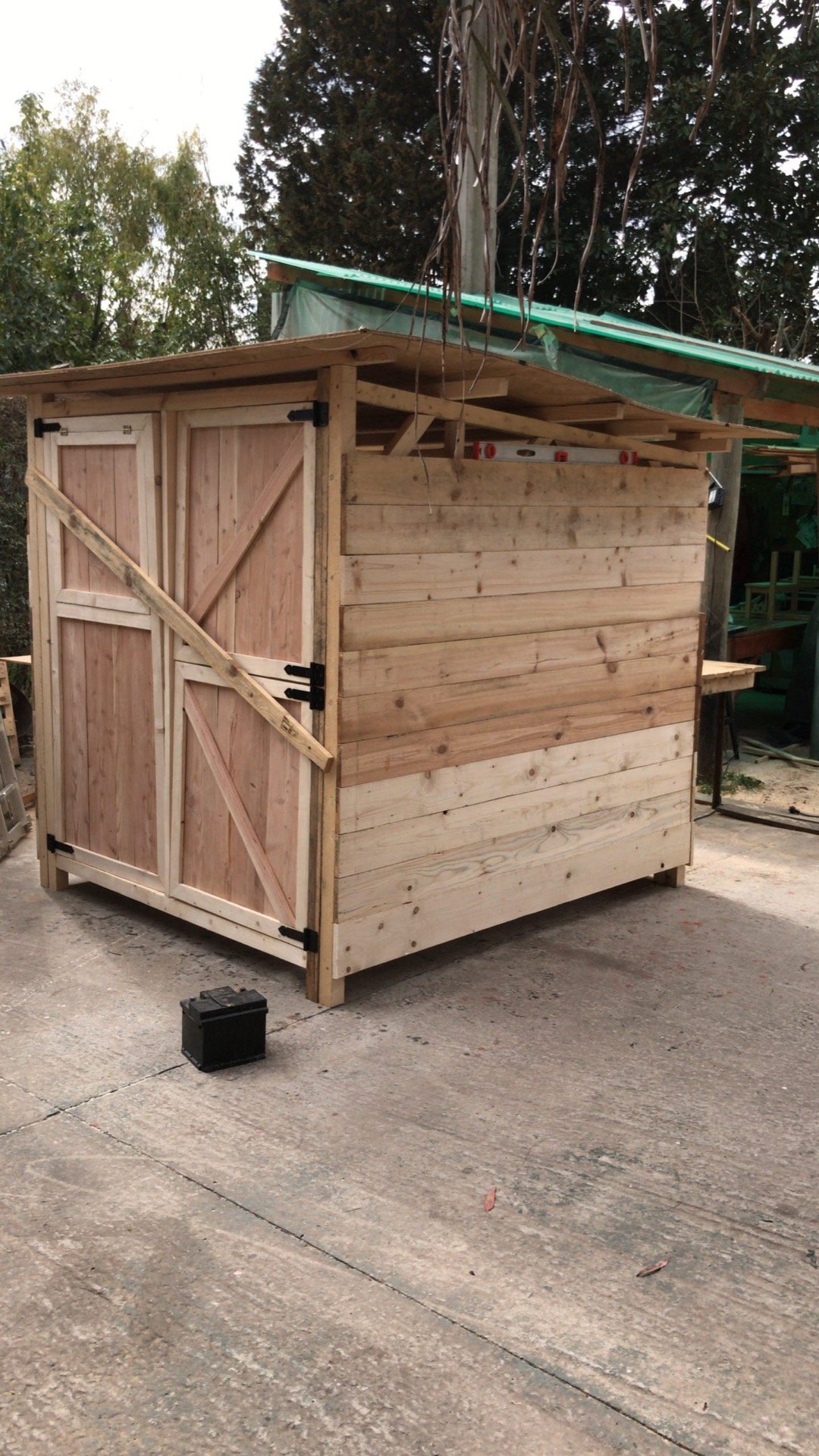 Casita de madera natural sin pintar, mostrando la veta cruda
