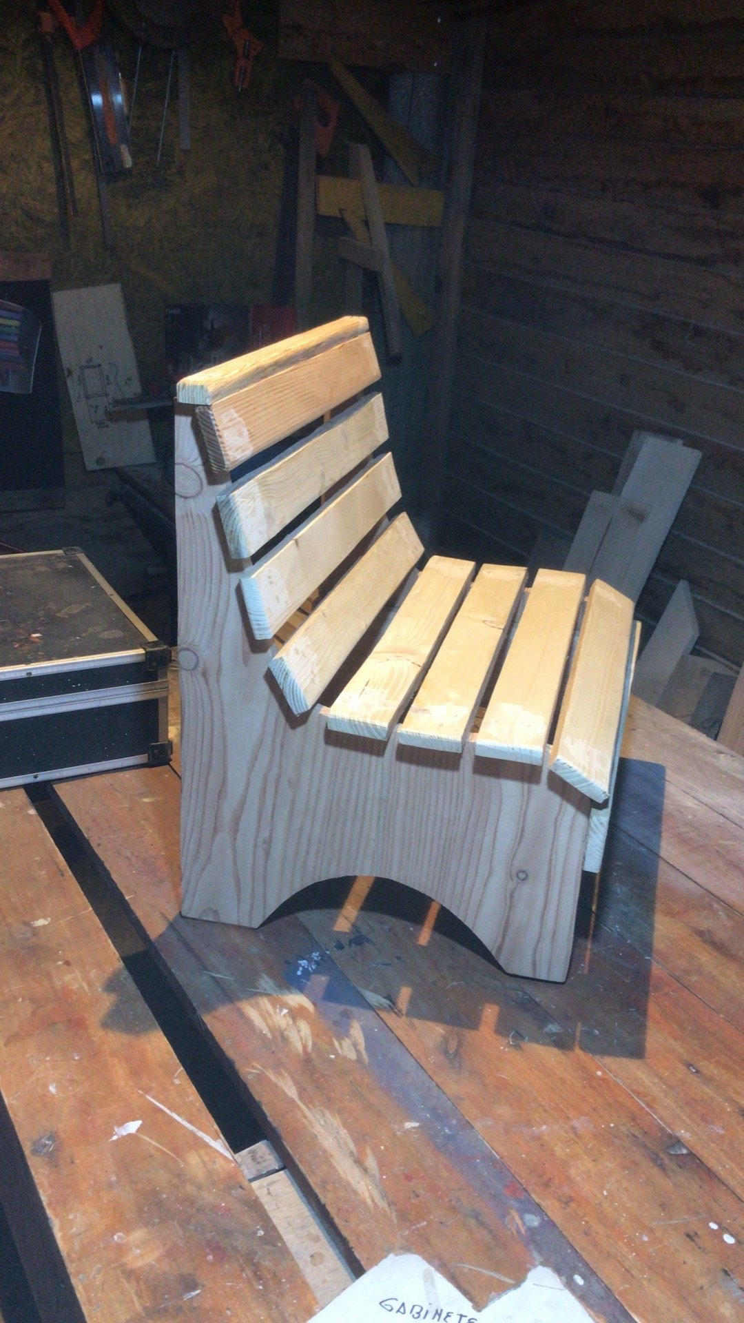 Banco de madera de listones curvos, hecho a mano