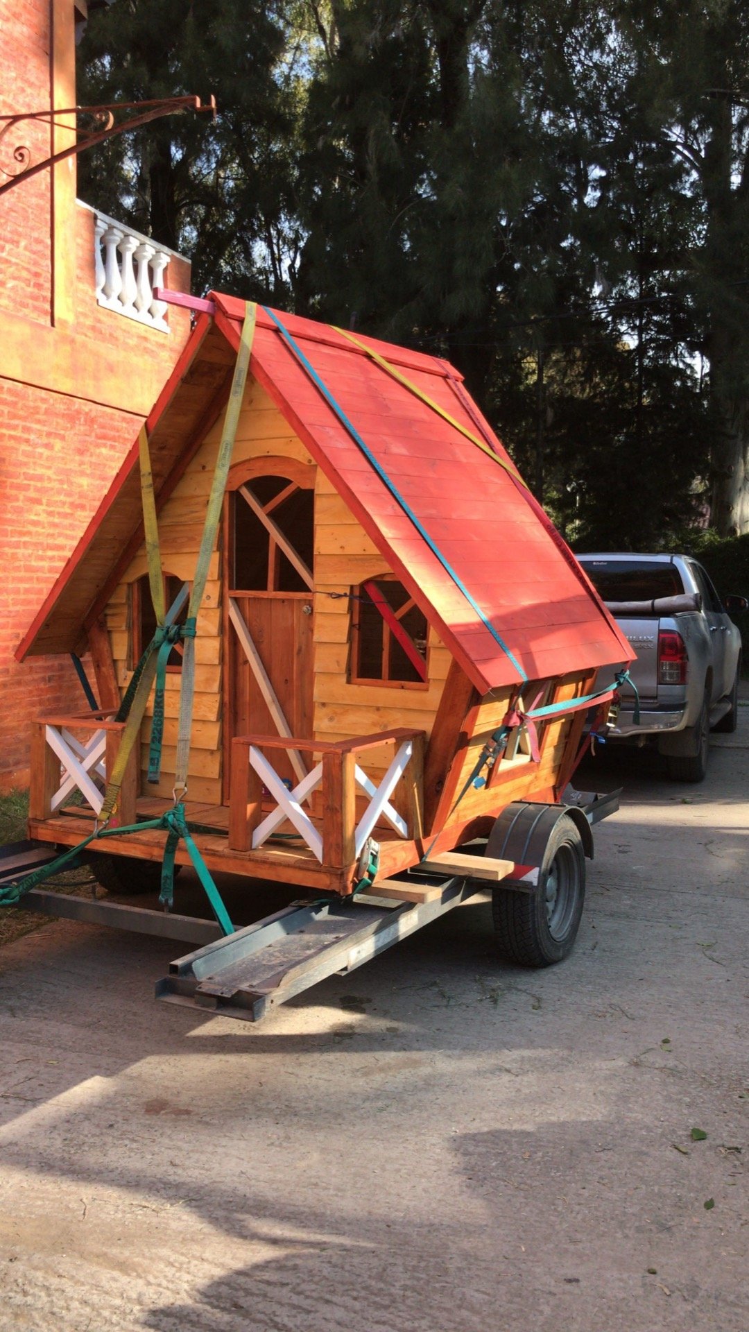 Casita lista y sujeta sobre un trailer para su instalación